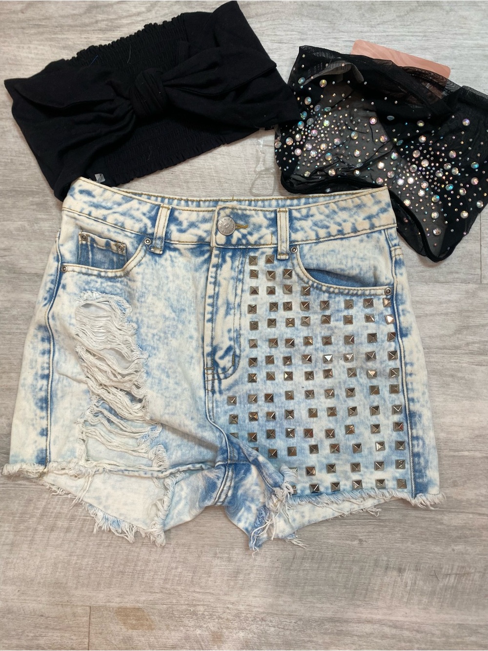 Juniors Light Acid-Wash Studded Denim destroyed Shorts
